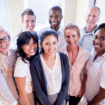 Colaboradores reunidos e felizes - banco de imagem gratuito - Plansul