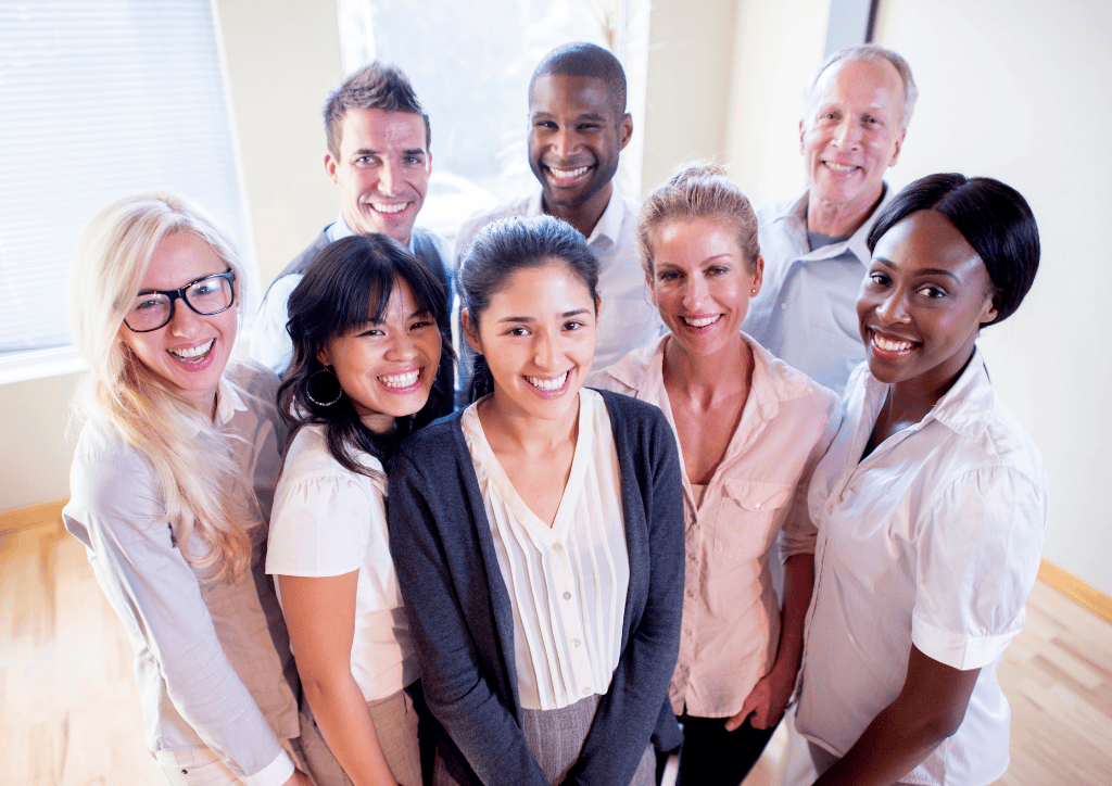 Colaboradores reunidos e felizes - banco de imagem gratuito - Plansul