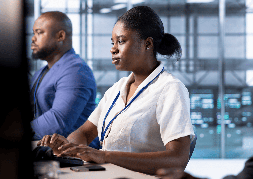 colaboradora de call center - banco de imagens - terceirização de serviços - Plansul