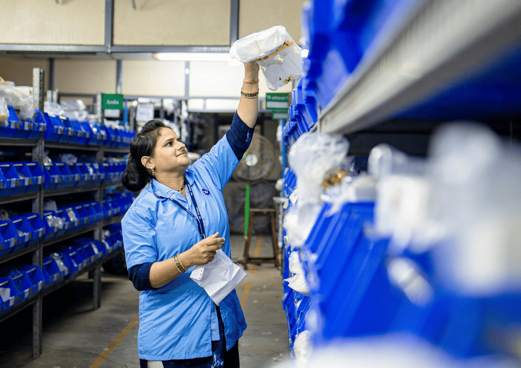 Colaboradora terceirizada atuando com apoio operacional em fábrica - banco de imagens