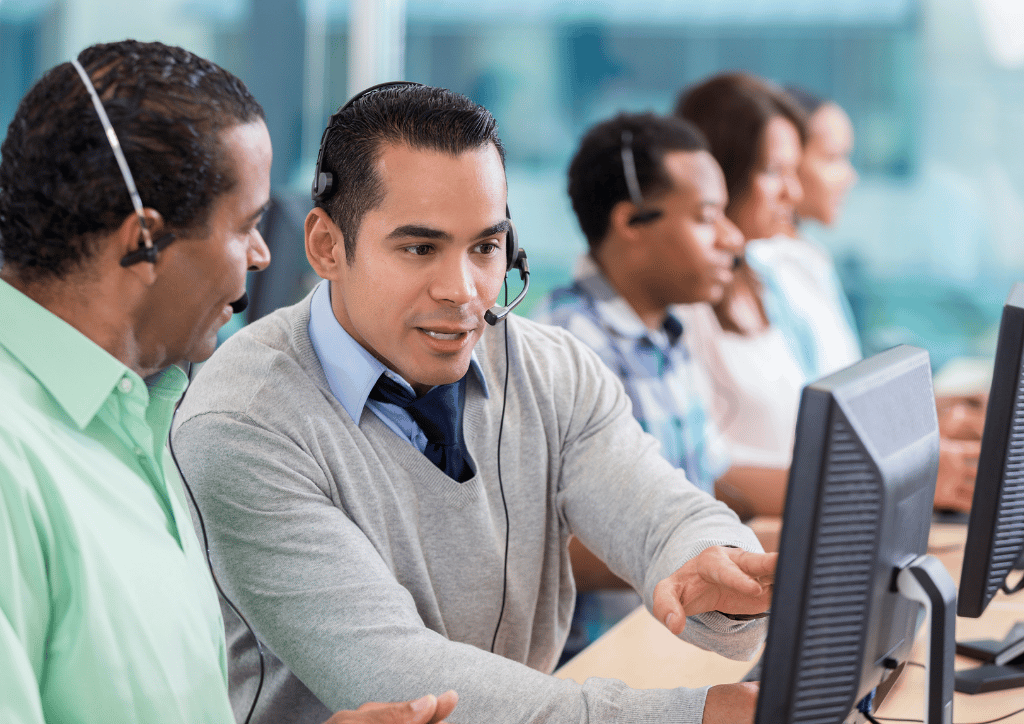 líder instruindo colaborador no contact center - banco de imagens gratuito - Plansul