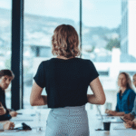 mulher em postura de liderança e gestão de pessoas sentadas ao seu redor - banco de imagens gratuitas - Plansul Consultoria